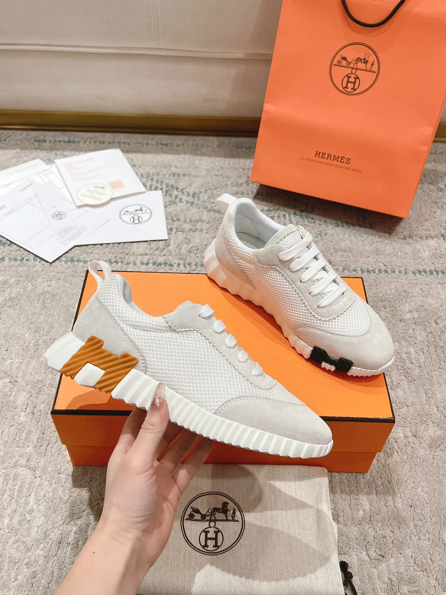 👟👟Ex-factory price 640👟👟 ‼ ️Top version 2024ss Hermès/Hermès new arrival in early autumn, casual shoes for couples👟Color-blocking design MM style, advanced fashion, simple and advanced, casual matching, very light and comfortable on the feet 🔘Upper: suede/cowhide 🔘Inner: sheepskin 🔘Outsole: original PU foam molding outsole 🔘Number of sizes: Women’s size 35-42 (40.41.42, custom made, non-refundable) Men’s size 39-46 (45.46, custom made, non-refundable) 🎁Original exquisite packaging